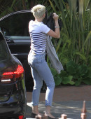 Miley-Cyrus-Goes-into-a-Studio-in-Hollywood-1