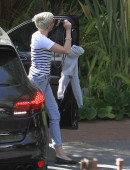 Miley-Cyrus-Goes-into-a-Studio-in-Hollywood-2