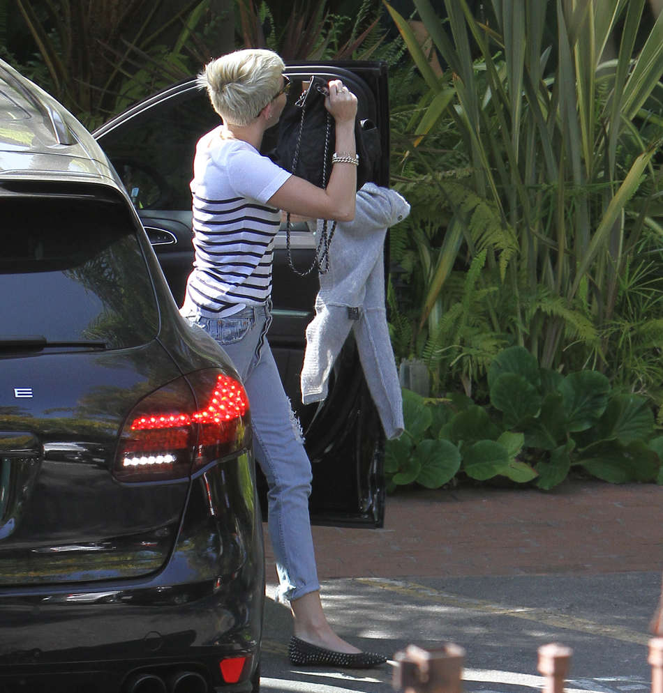 Miley-Cyrus-Goes-into-a-Studio-in-Hollywood-2
