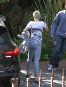 Miley-Cyrus-Goes-into-a-Studio-in-Hollywood-3