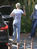Miley-Cyrus-Goes-into-a-Studio-in-Hollywood-4