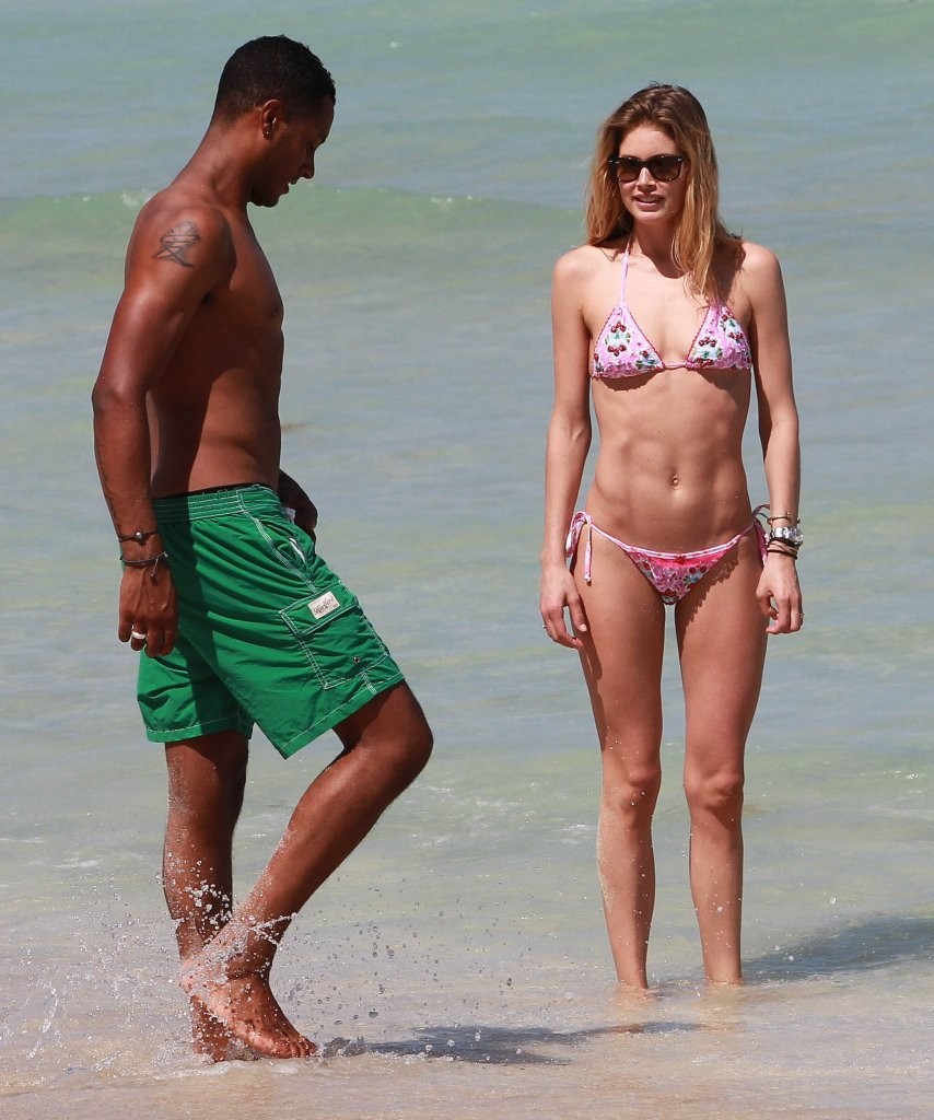 Doutzen-Kroes-Bikini-15
