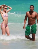 Doutzen-Kroes-Bikini-25