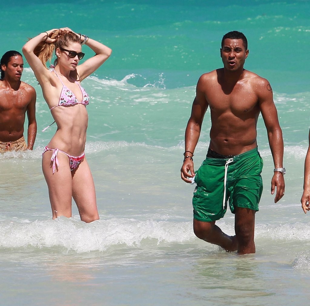 Doutzen-Kroes-Bikini-25