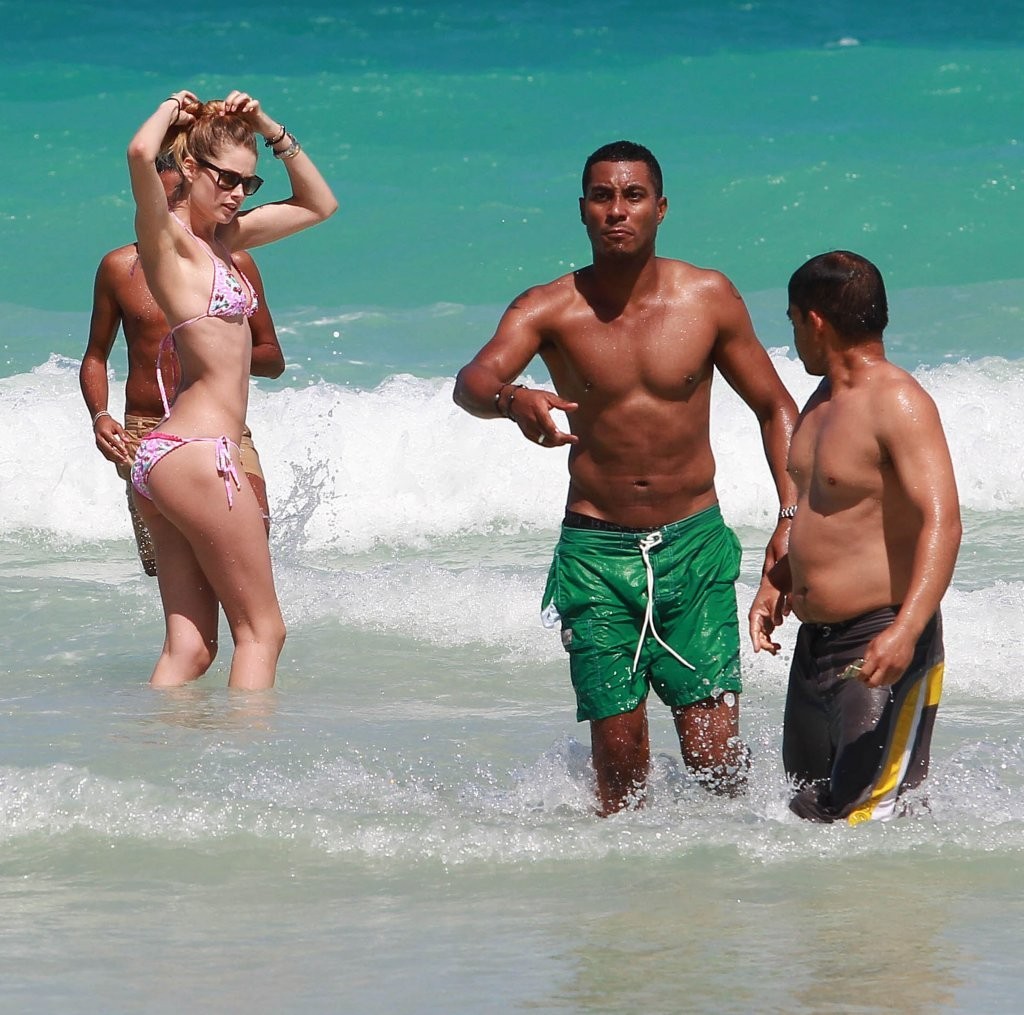 Doutzen-Kroes-Bikini-29