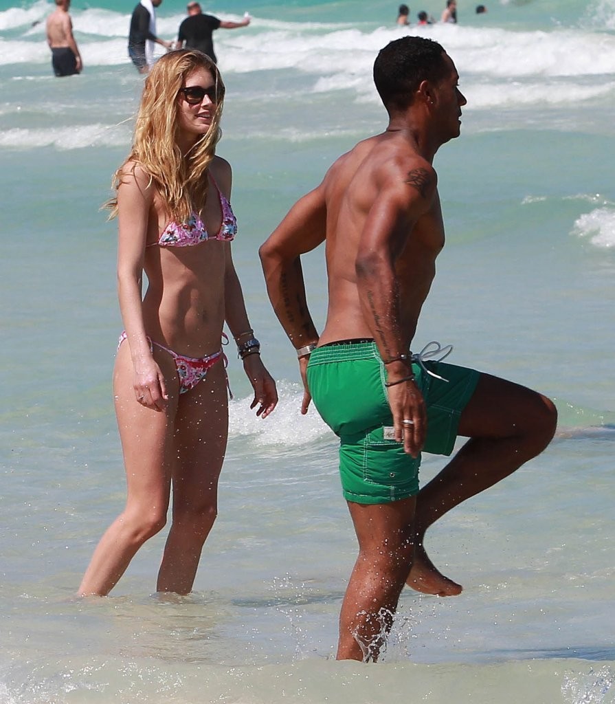 Doutzen-Kroes-Bikini-31