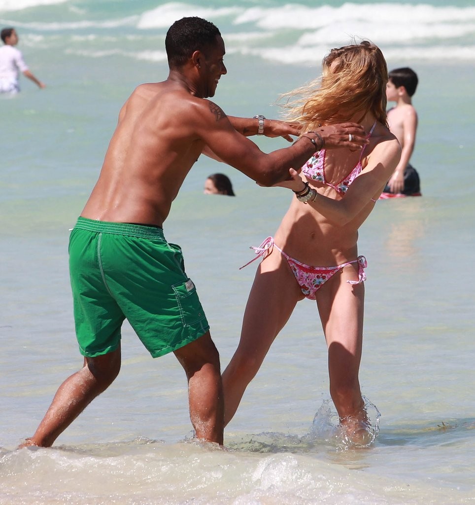 Doutzen-Kroes-Bikini-6