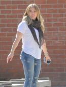 Hilary-Duff-at-a-park-in-Beverly-Hills-1