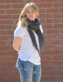 Hilary-Duff-at-a-park-in-Beverly-Hills-10