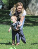 Hilary-Duff-at-a-park-in-Beverly-Hills-8