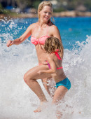 Jennie-Garth-in-Bikini-1