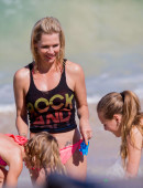Jennie-Garth-in-Bikini-2
