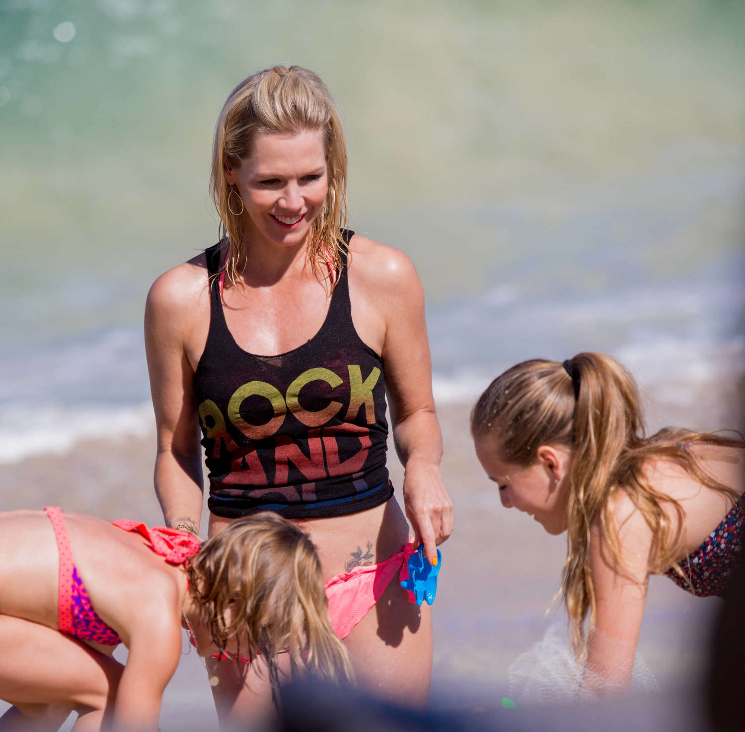 Jennie-Garth-in-Bikini-2