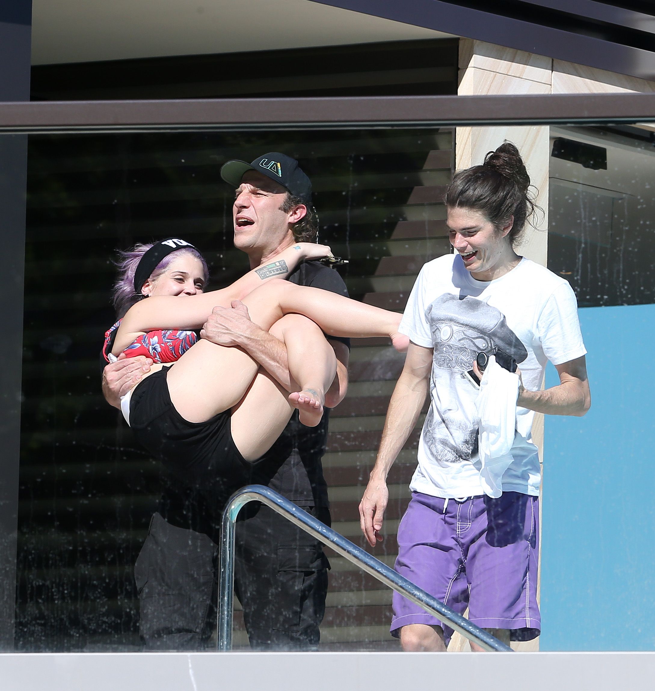 Kelly-Osbourne-Bikini-Candids-10