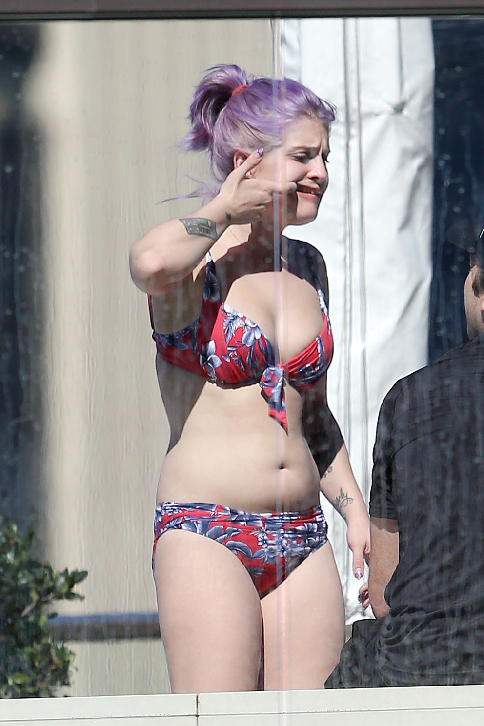 Kelly-Osbourne-Bikini-Candids-12