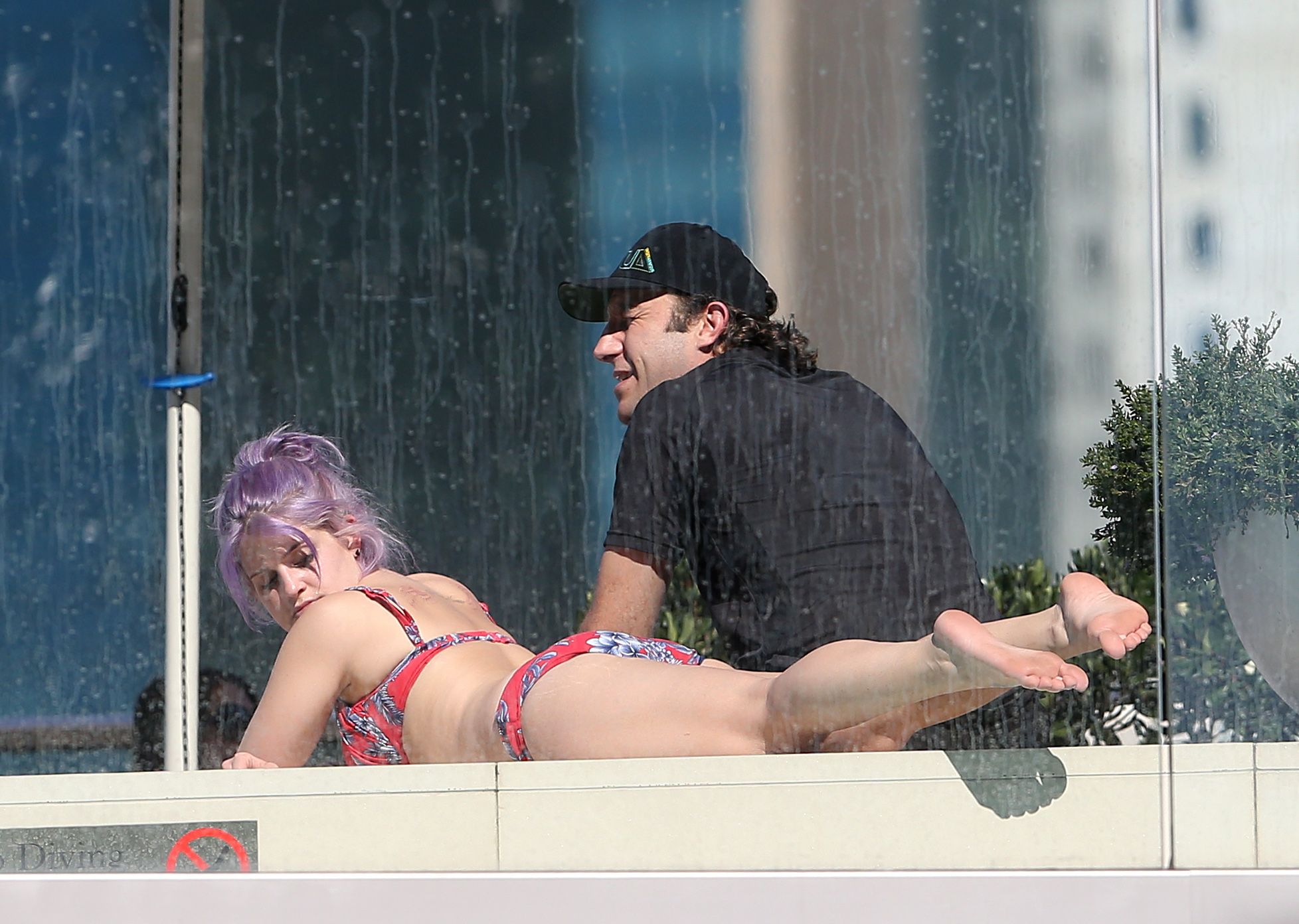 Kelly-Osbourne-Bikini-Candids-13