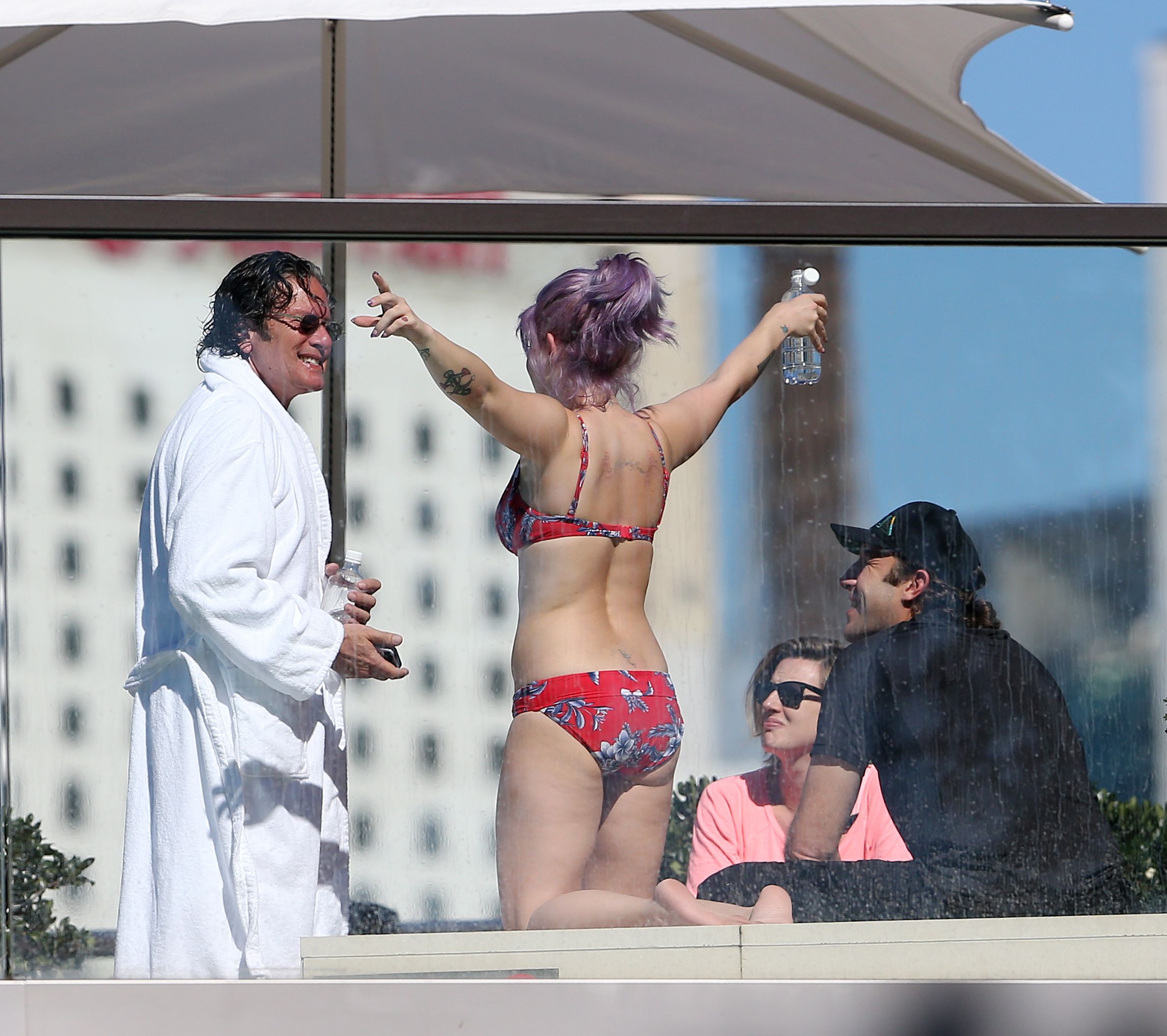 Kelly-Osbourne-Bikini-Candids-19