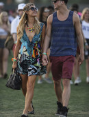 Paris-Hilton-and-Nicky-Hilton-15