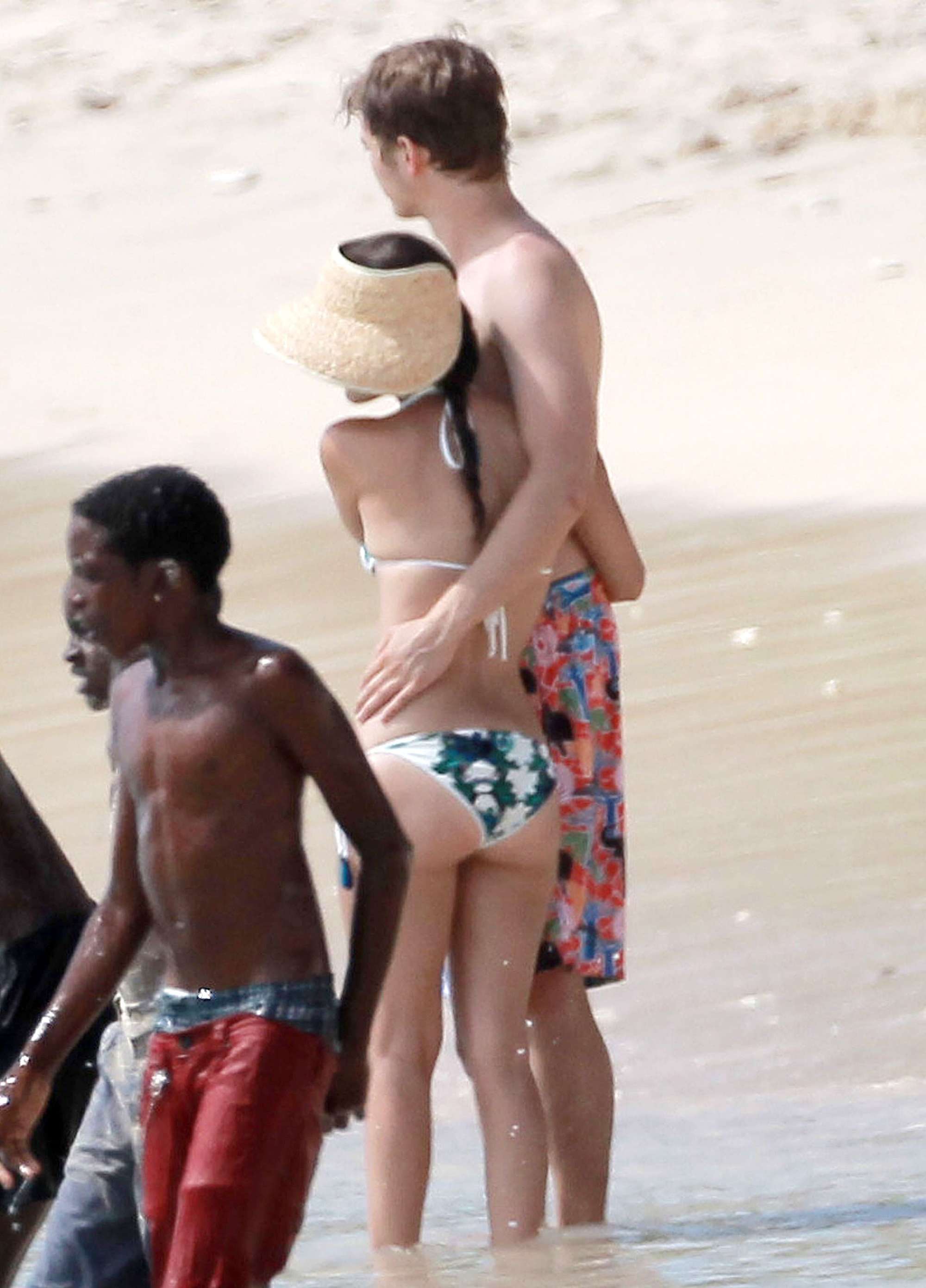Rachel-Bilson-bikini-in-Barbados-2013-4
