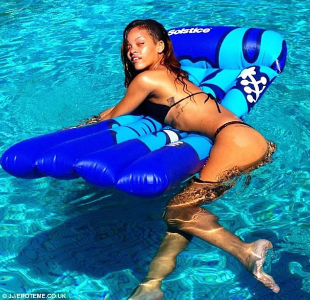 Rihanna-Bikini-2