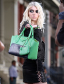 Taylor-Momsen---on-the-set-of-a-music-video-in-NYC-2