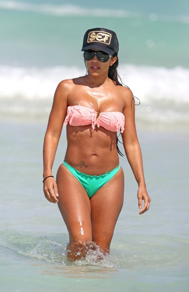 Vida-Guerra-Bikini-104