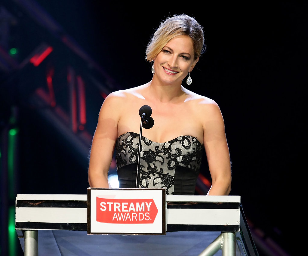 Zoe-Bell-and-Rosario-Dawson-2013-Streamy-Awards-11