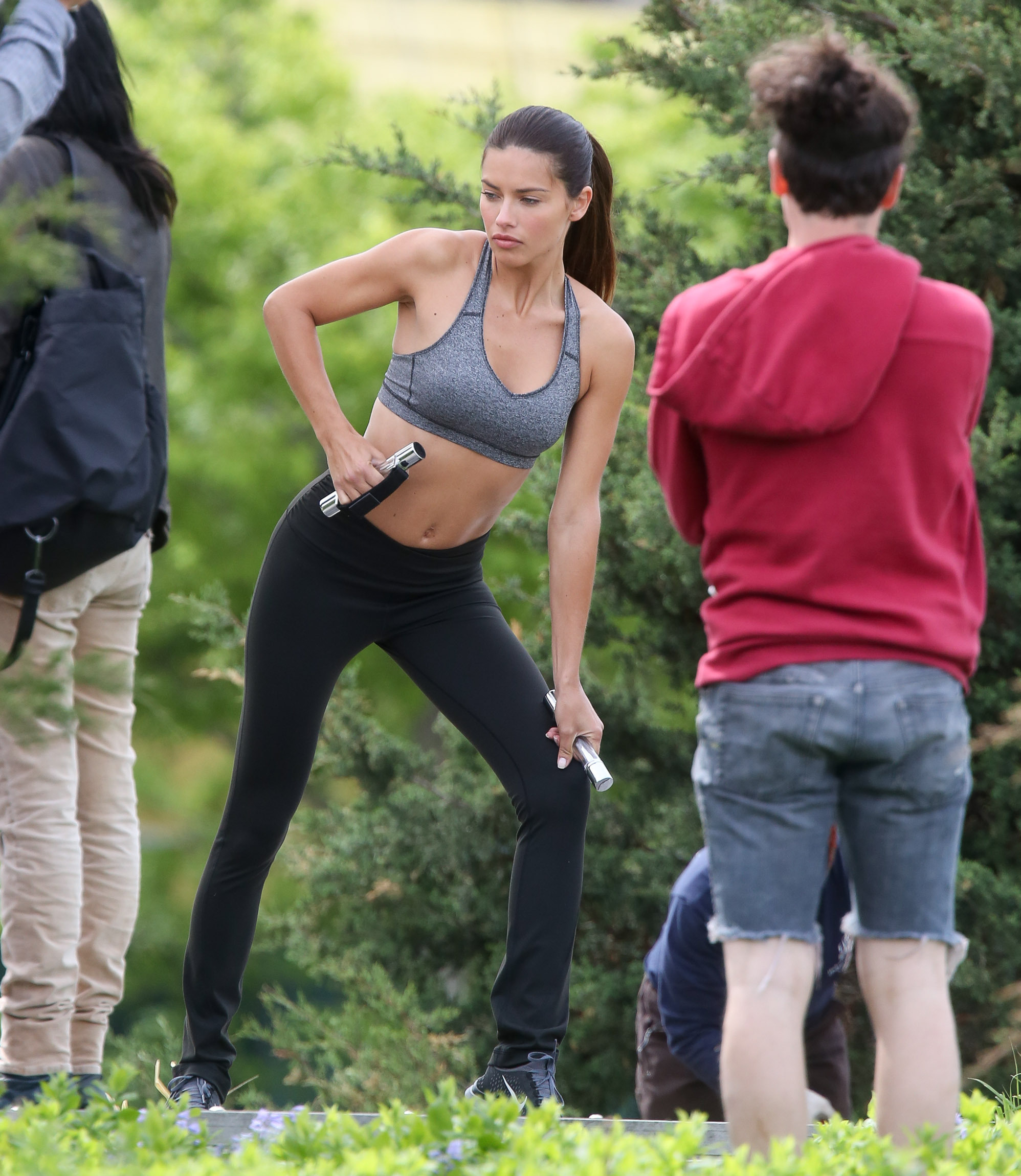 Adriana-Lima-Lots-of-Abs-and-Spandex-3