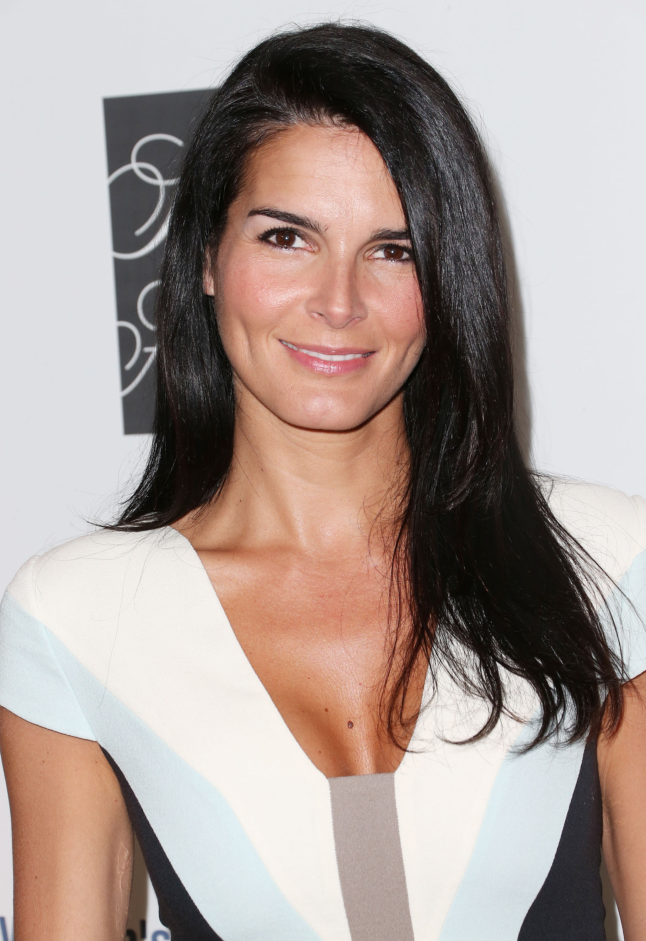 Angie Harmon 7