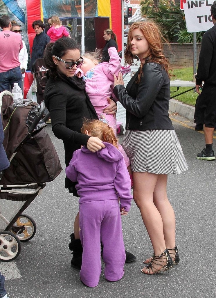 Ariel+Winter+Farmers+Market+Candids+Los Angeles+7