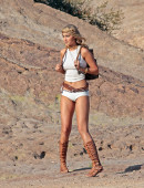 Gigi-Hadid-Photoshoot-at-Vasquez-Rocks-Park-in-Los-Angeles-1