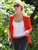 Julianne-Hough-in-Yoga-Pants-3