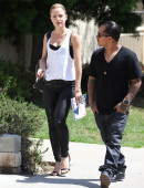 Mena-Suvari-Out-for-Lunch-in Los-Feliz-1