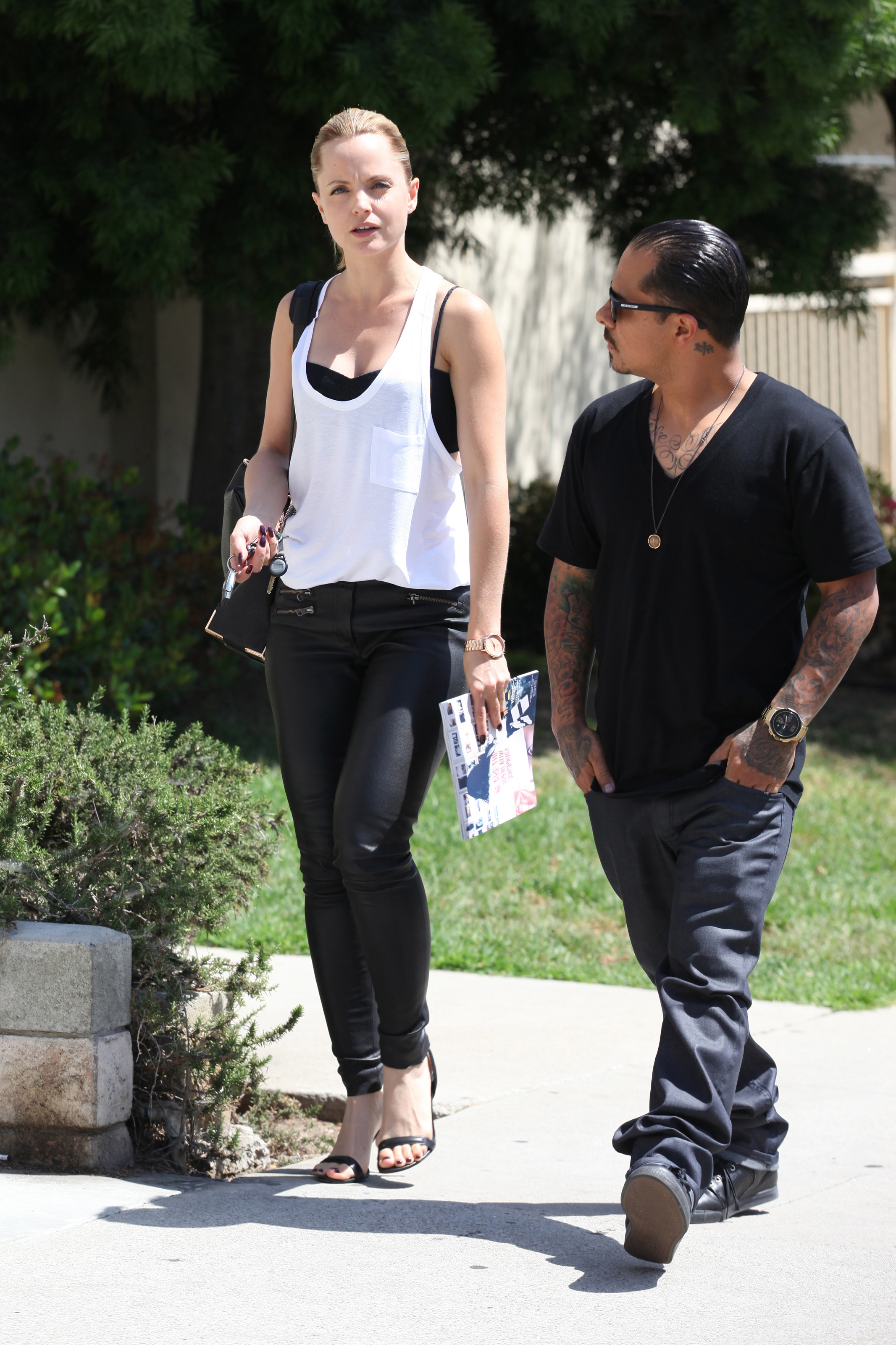 Mena-Suvari-Out-for-Lunch-in Los-Feliz-1