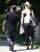 Mena-Suvari-Out-for-Lunch-in Los-Feliz-2