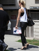 Mena-Suvari-Out-for-Lunch-in Los-Feliz-3