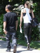 Mena-Suvari-Out-for-Lunch-in Los-Feliz-4