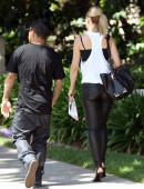 Mena-Suvari-Out-for-Lunch-in Los-Feliz-6