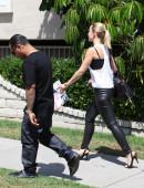 Mena-Suvari-Out-for-Lunch-in Los-Feliz-8