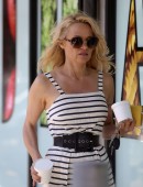 Pamela-Anderson-at-Cafe-Luxxe-1
