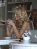 Pamela-Anderson-at-Cafe-Luxxe-5