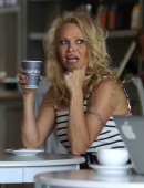Pamela-Anderson-at-Cafe-Luxxe-7