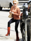 Rose-McGowan-in-Jeans-at-Office-Building-1