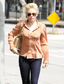 Rose-McGowan-in-Jeans-at-Office-Building-2