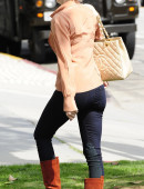 Rose-McGowan-in-Jeans-at-Office-Building-3
