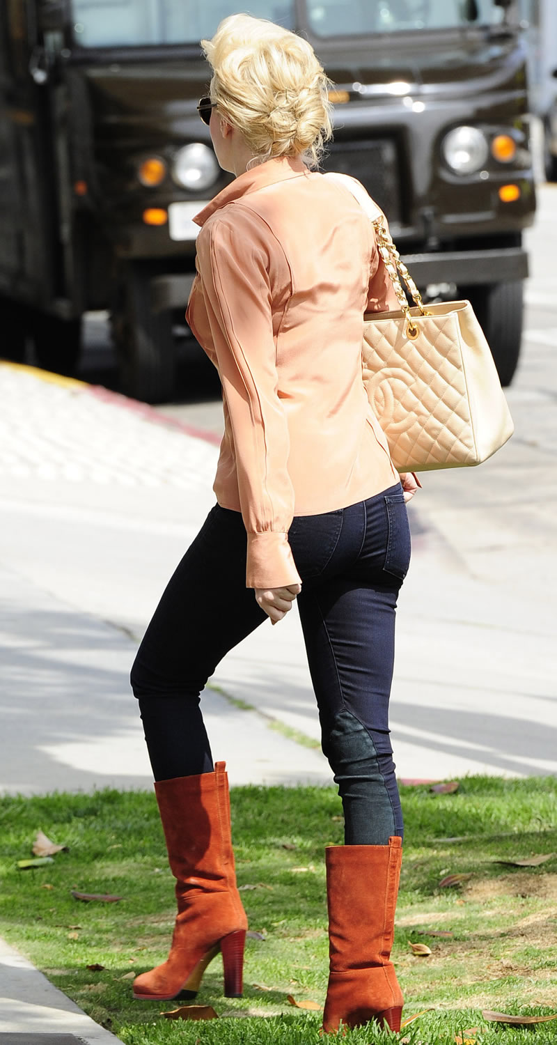 Rose-McGowan-in-Jeans-at-Office-Building-3