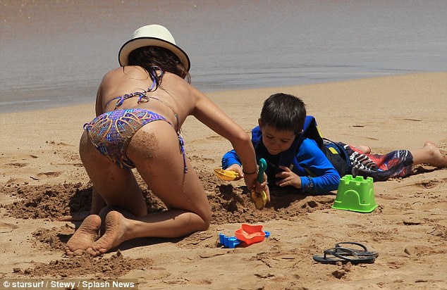 Sarah-Shahi-in-Bikini-at-Beach-in-Hawaii-2