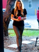 Sophie-Monk-Visitng-the-Oasis-Youth-Support-for-The-Salvation-Army-in-Surry-Hills-1