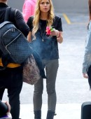 Sophie-Monk-Visitng-the-Oasis-Youth-Support-for-The-Salvation-Army-in-Surry-Hills-2