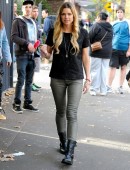 Sophie-Monk-Visitng-the-Oasis-Youth-Support-for-The-Salvation-Army-in-Surry-Hills-3